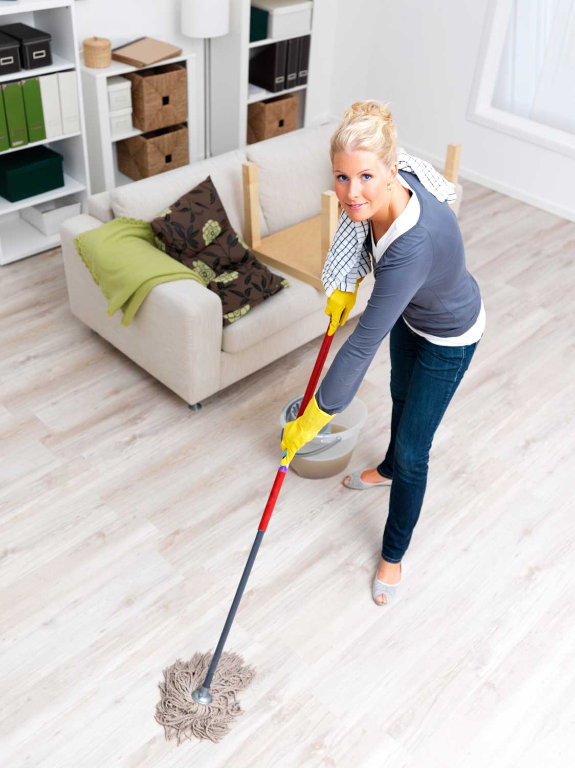 I m cleaning the house. Уборка в доме. Женщина убирается. Уставшая мама вызывает клининговую компанию.